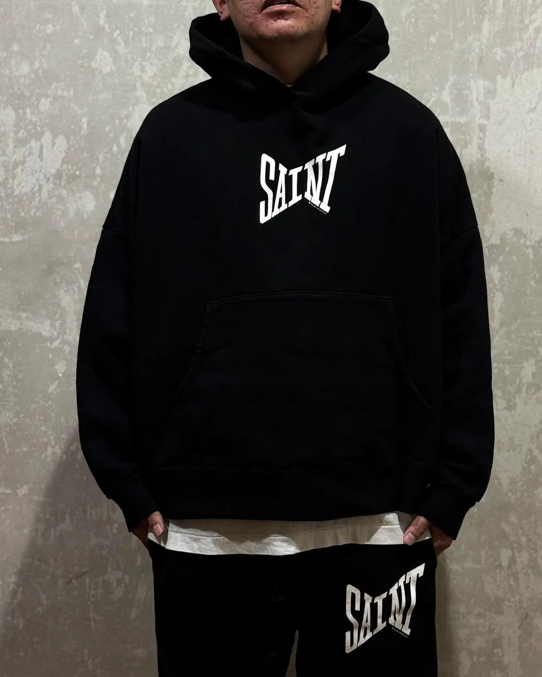 SAINT Mxxxxxx RIBON SAINT HOODIE/BLK The latest SAINT basic loose hoodie, black S-XL, original uniform high weight and light fleece sweatshirt fabric, custom woven and dyed, original loose short fat version, unchanged from the knife, original flavor, original accessories, fruit main mark/wash mark/cherub mark complete, ready-to-wear pre-shrunk without deformation after washing